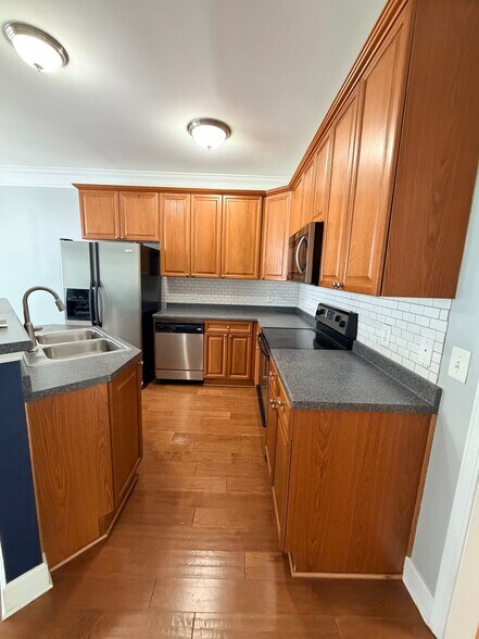 Building Photo - 7031 Sunnywood Dr