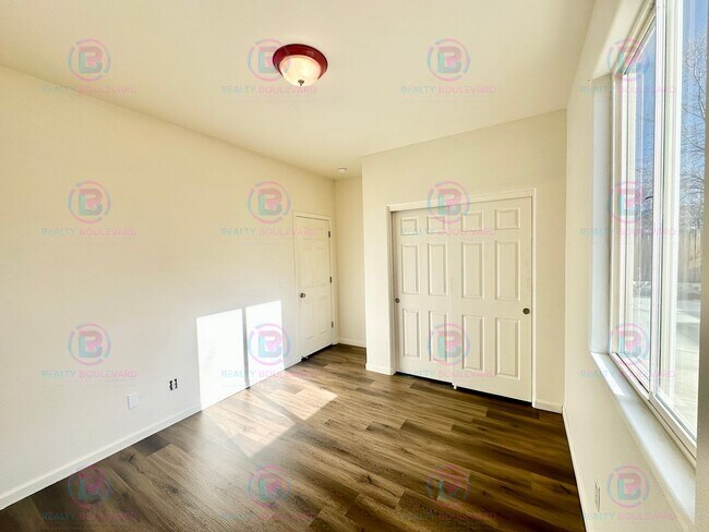 Building Photo - Spacious 4-Bedroom 3 Bath, 3 Car Garage Home with Loft, Living Room and Family Room Outdoor Kitch...