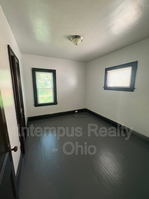 Building Photo - 4072 E 139th St