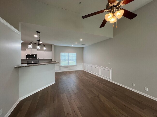 Building Photo - Available Immediately! Gorgeous 4 Bedroom 3 Bath in Creeksbend Subdivision