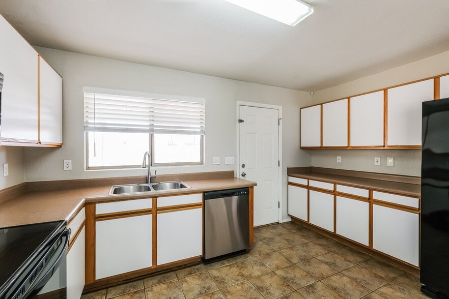Building Photo - 15843 W Woodlands Ave