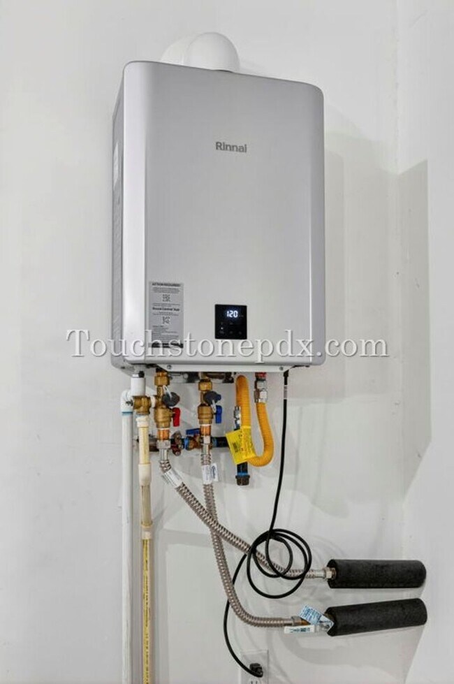 Building Photo - Recently Built Woodburn Townhome Featuring A/C