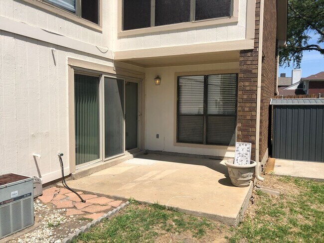Building Photo - Amazing Location in Carrollton!!