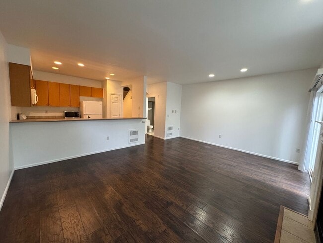 Building Photo - Gated 2 beds 2.5 baths townhome in Ashburn...