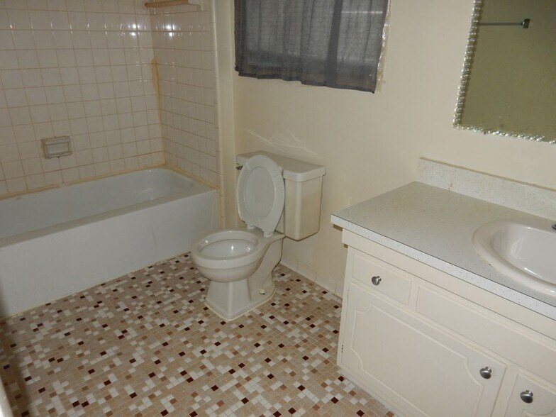 Building Photo - 5110 Maple St