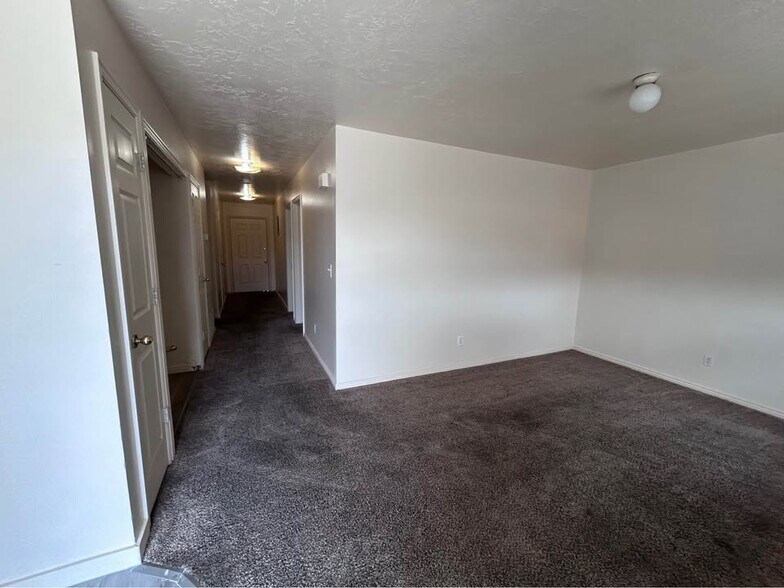 Building Photo - 835 E 500 N