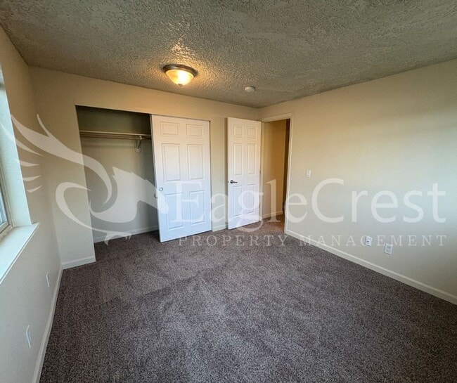 Building Photo - Two Bedroom Upstairs Unit in The Vineyards...