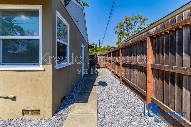 Building Photo - 126 Lain Dr