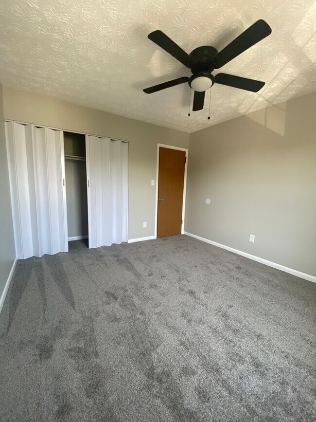 Building Photo - Spacious 5 Bedroom, 2 Bath Townhome – Edge...