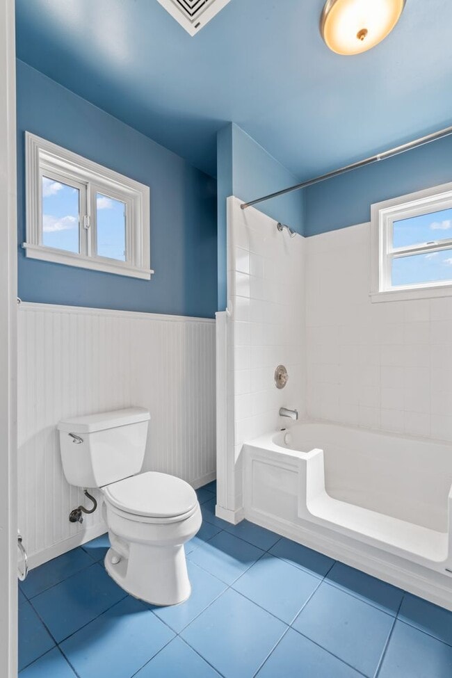 Building Photo - Pet Friendly 3Bd/2Ba Single-Family Home