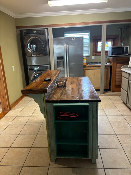 Building Photo - 919 S Water St