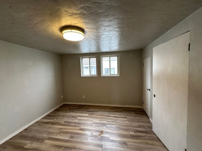 Building Photo - 1010 E 8th St