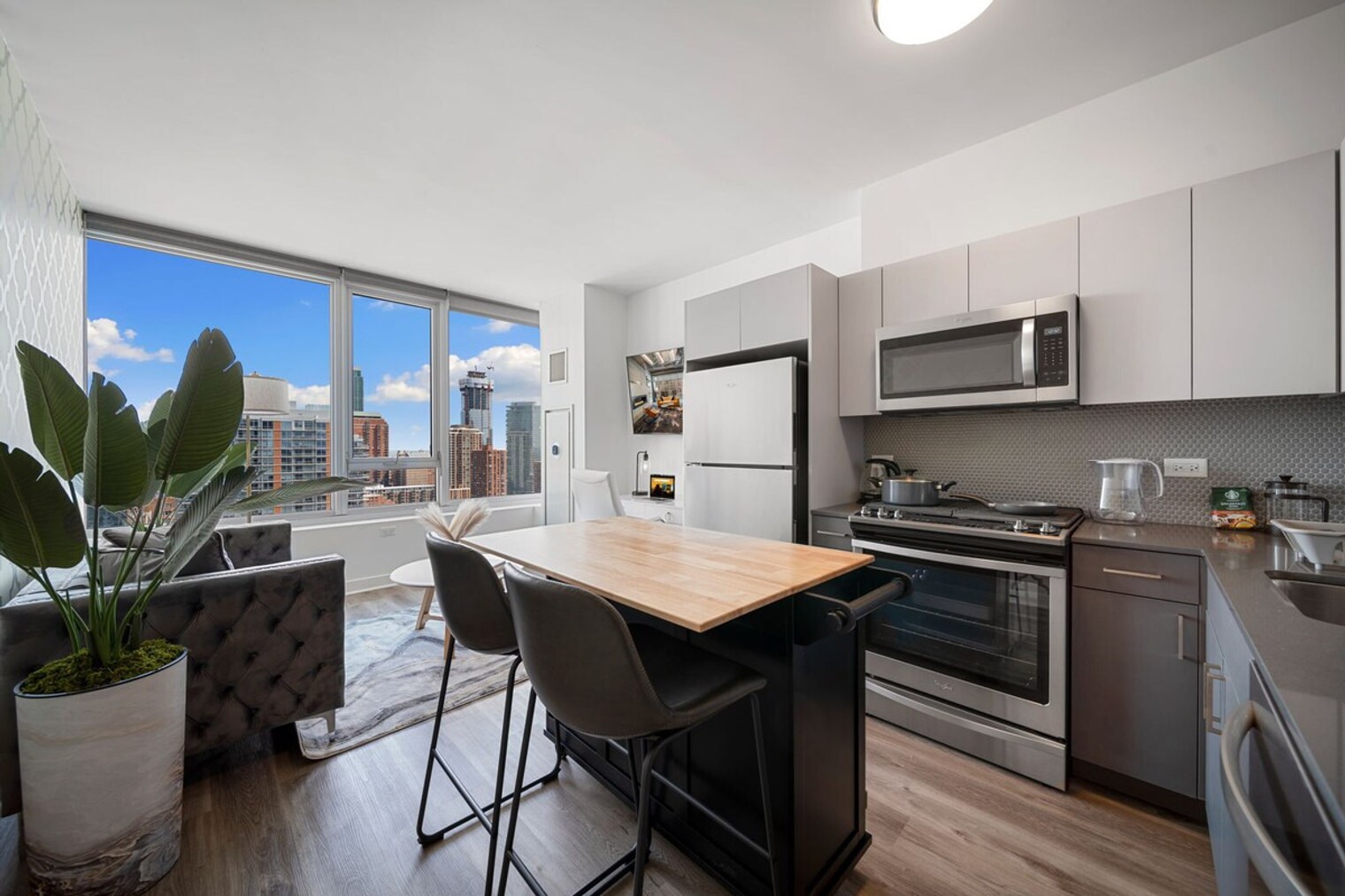 Building Photo - 347 S Clark St