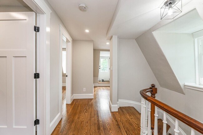 Building Photo - Modern 4bed 3 Bath with 3 parking