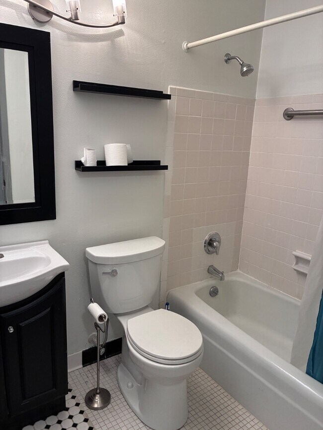 Building Photo - 2222 E Belleview Pl