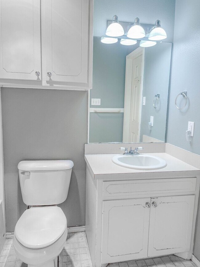 Building Photo - 3 bed 2 bath 5 min. from Texas Tech University