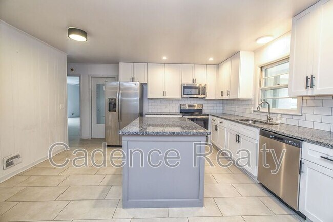 Building Photo - 9 Castlewood Dr