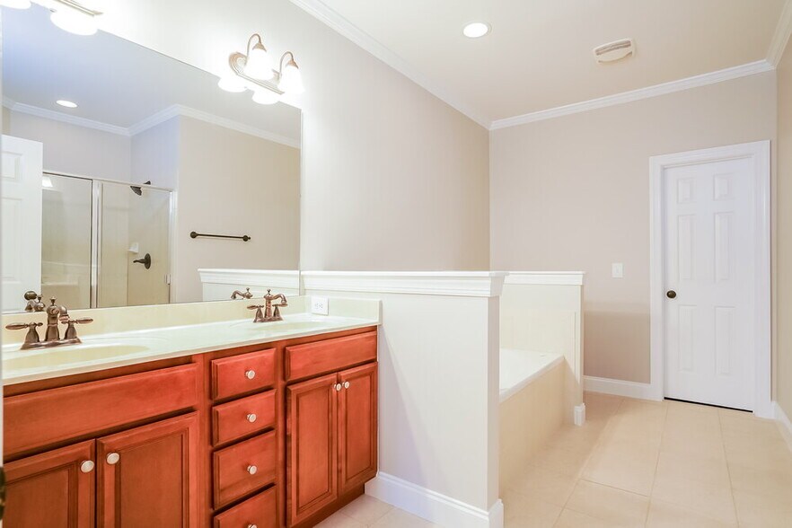 Building Photo - 621 Canvas Dr