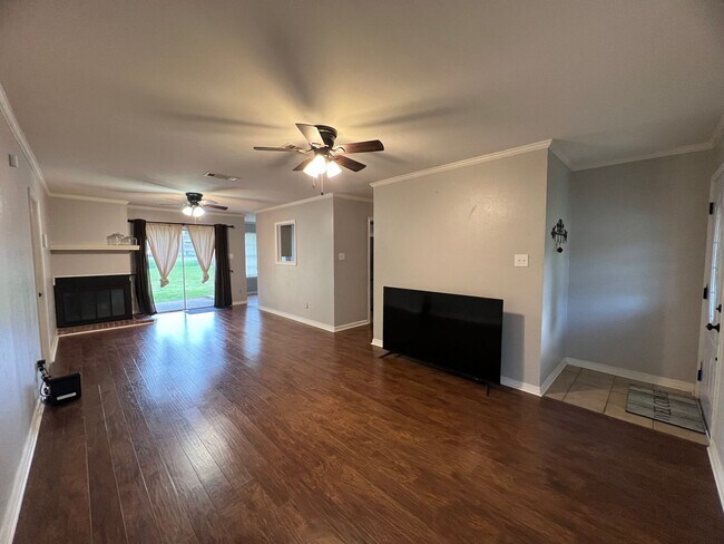 Building Photo - Greenacres -North Bossier.. Close to Barksdale Air Force Base..