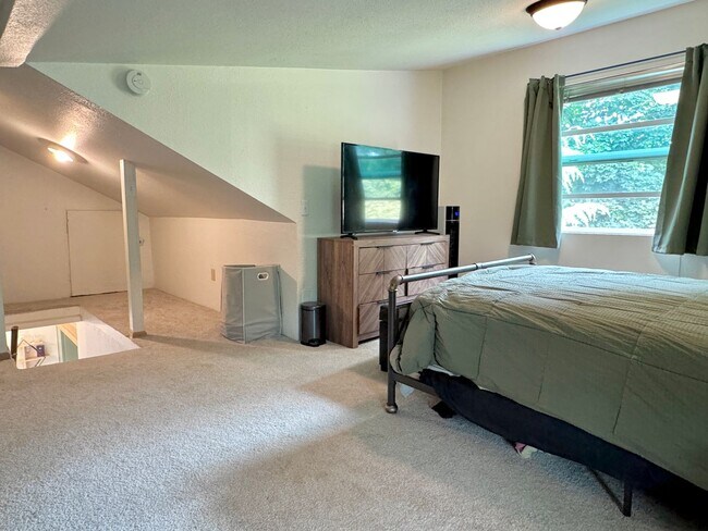 Building Photo - Rose City Park Bungalow with Finished Atti...