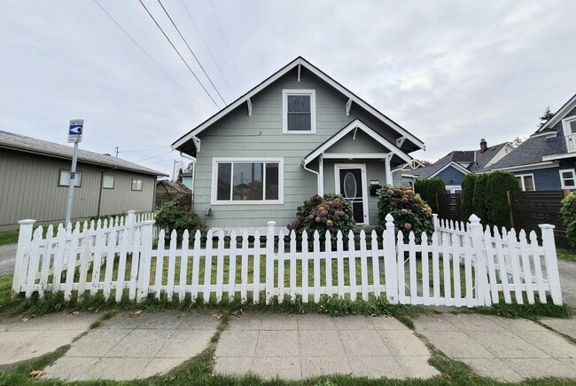 Primary Photo - Charming 3 Bed/1.5 Bathroom in North Evere...