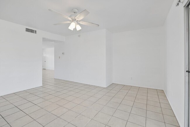 Building Photo - 2104 E Cornell Dr
