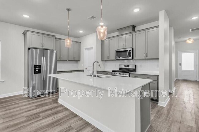 Building Photo - 450 Carrara Dr