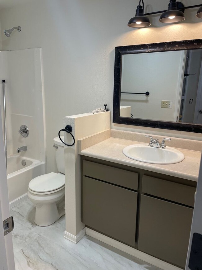Building Photo - LFT2235