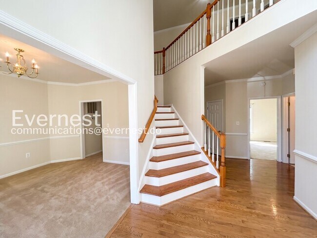 Building Photo - 7 St Stephens Ct