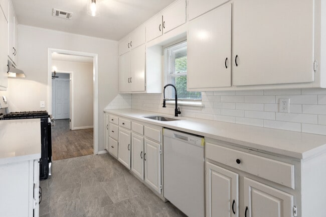 Building Photo - 730 N College St