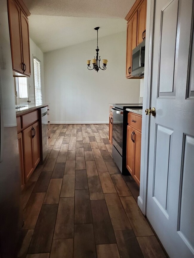 Building Photo - Ready to move in!