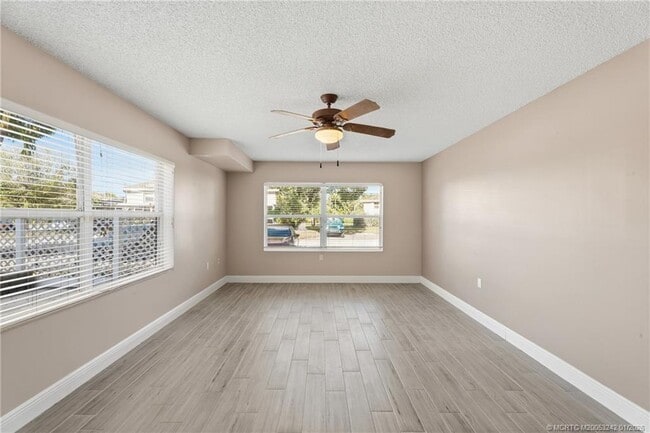 Building Photo - 3253 SW Sunset Trace Cir