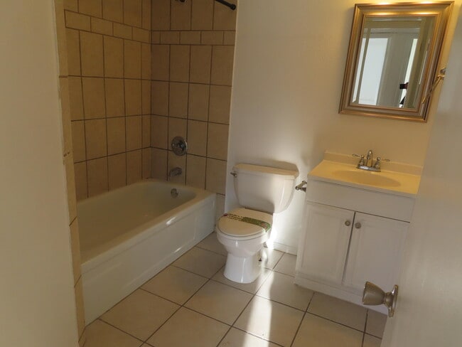 Building Photo - 10052 Kenworthy St