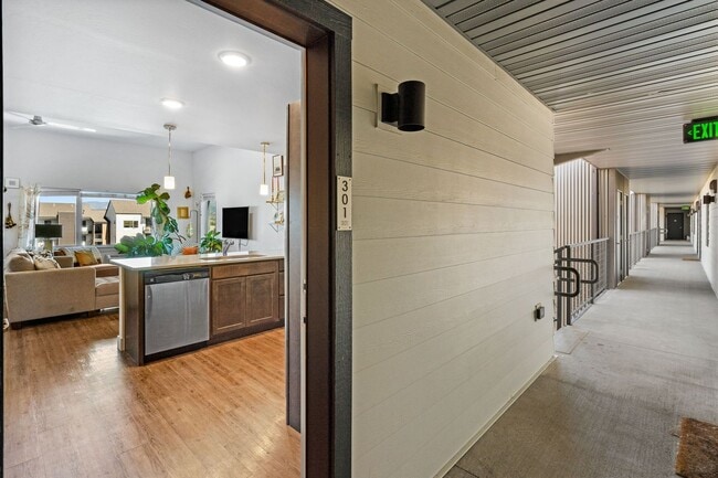 Building Photo - Top Floor-Gorgeous Unit Stunning Views-Luxury