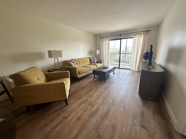 Building Photo - 520 Palm Springs Blvd