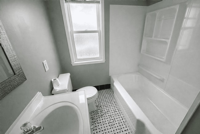 Building Photo - 15824 Norborne Ave