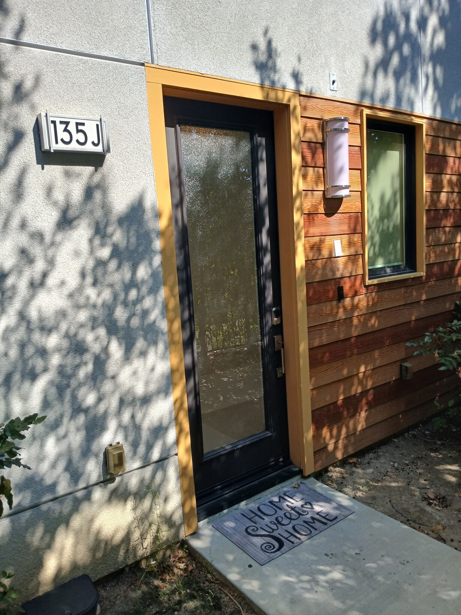 Building Photo - 135 W Live Oak Ave