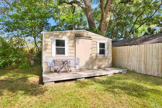 Building Photo - 1306 E Hernandez St