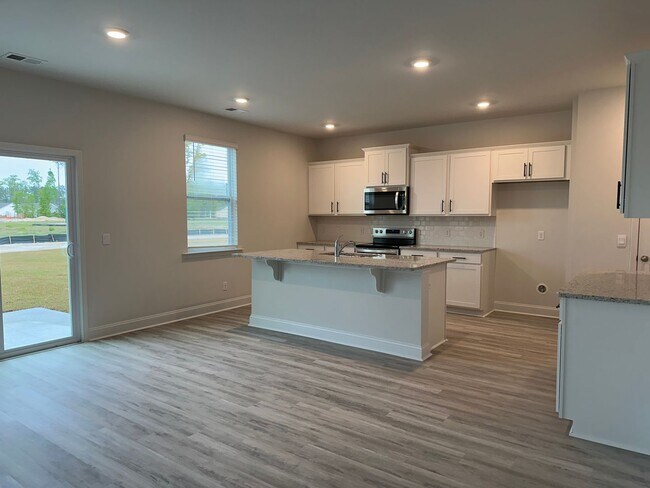 Building Photo - Beautiful new construction home in Richmond Hill, GA!