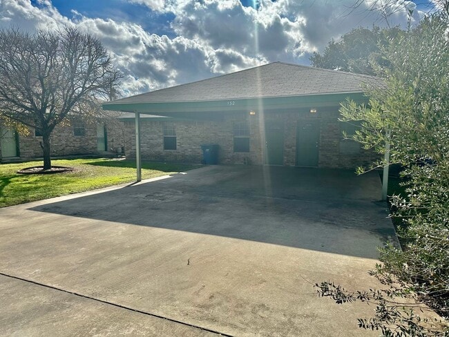 Building Photo - Cozy 2/1 Duplex in Pleasanton w/ Dedicated Parking ~ Move-In Ready!
