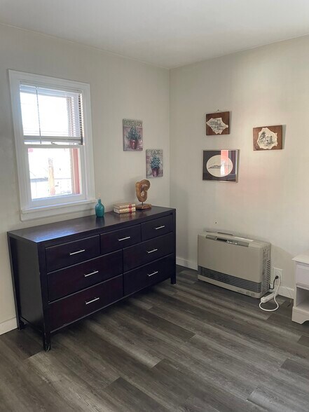 Building Photo - 218 S Jackson St