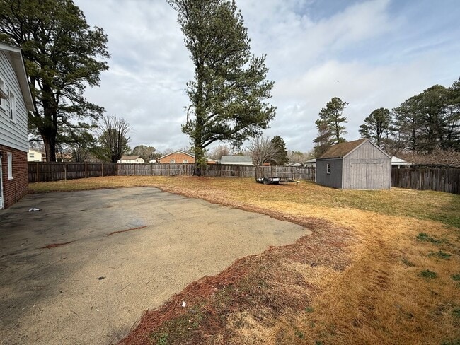 Building Photo - 4 Bedroom 2.5 Bath Tri-level home