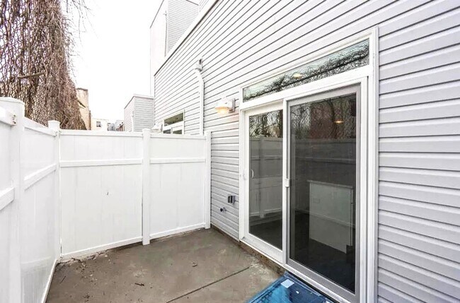 Building Photo - Gorgeous 3-Bedroom Townhome with Finished Basement and Rooftop Deck! Available mid-June!
