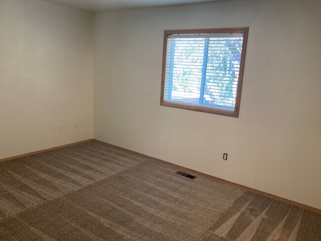Building Photo - Three Bedroom Home in South Salem, Large Yard
