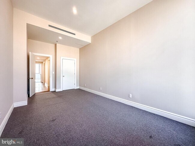 Building Photo - 10 E Lee St