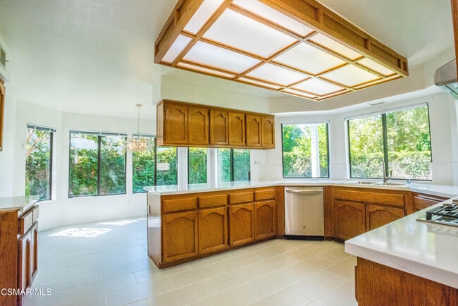 Building Photo - 5627 Middle Crest Dr