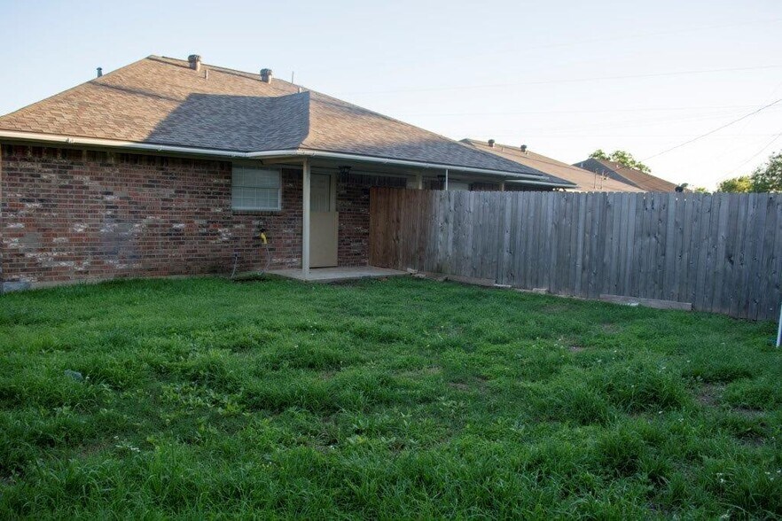 Building Photo - 1210 webhollow Cir