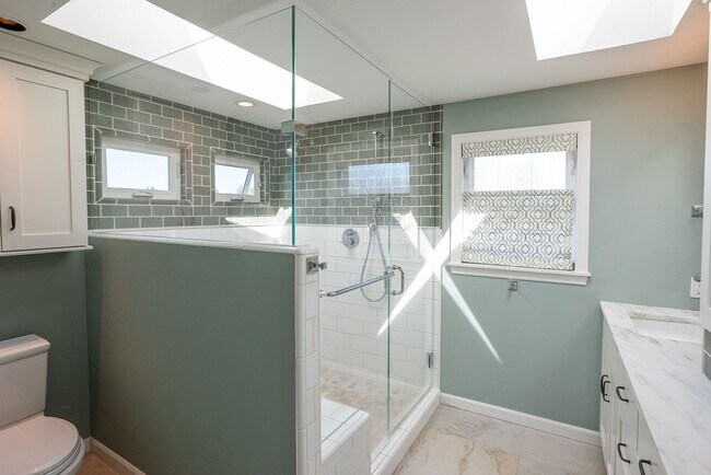 Building Photo - Stunning North Beach 4 bedroom, 3.5 bath with breathtaking view.