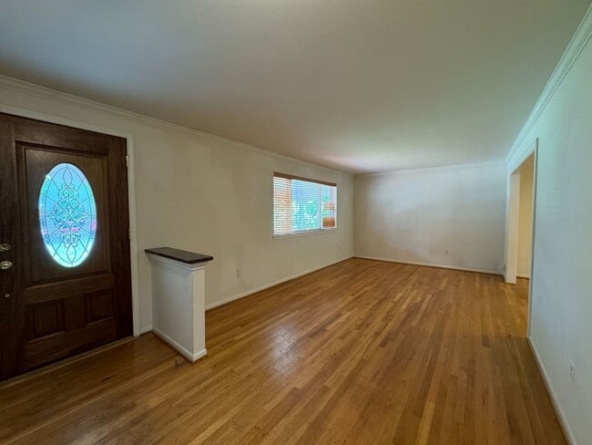 Building Photo - Spacious 4 Bed 3 Bath Home With Fully Fenced Yard In Amenity-Rich Kings Park West