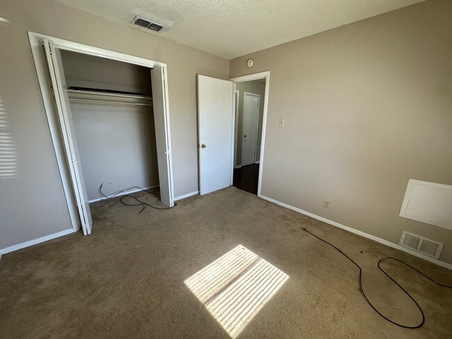 Building Photo - 210 Memory Ln